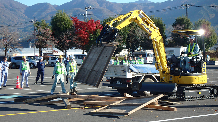 バックホウによるガレキ撤去(啓開訓練)