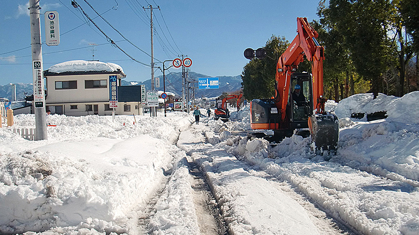 雪害発生時の緊急除雪作業