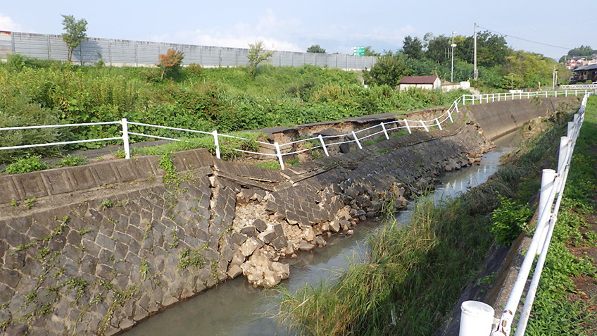 集中豪雨による護岸崩落状況