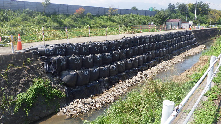 集中豪雨による護岸崩落の応急対策状況